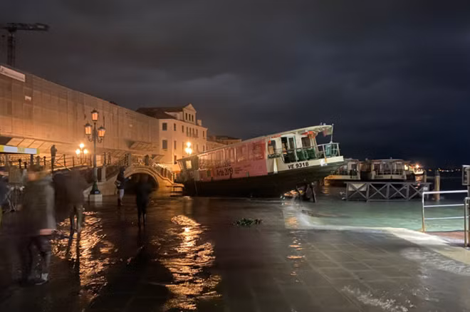 Triều cường dâng cao kéo một chiếc thuyền dạt vào bờ, va chạm với một công trình kiến trúc tại trung tâm Venice. Ảnh: Twitter