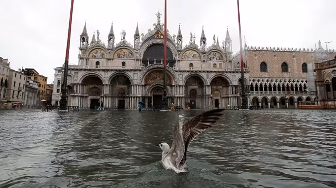 Mực nước cao hơn 1 m đang nhấn chìm Quảng trường Saint Mark. Hiện, chưa có ghi nhận về thiệt hại (nếu có) bên trong nhà thờ. Sau đợt ngập lụt vào tháng 10-2018, Ban Quản lý nhà thờ Saint Mark đánh giá, công trình này đã “già thêm 20 tuổi” trong vòng một ngày. Ảnh: AP