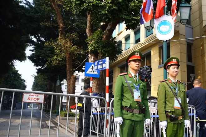 Từ sáng 27-2, an ninh quanh khu vực khách sạn Metropole đã được siết chặt, lực lượng cảnh sát được điều động tối đa. Các rào chắn được dựng lên tại những tuyến phố lân cận, nhất là tại cổng trước khách sạn Metropole trên phố Ngô Quyền và cổng phụ trên phố Lý Thái Tổ.