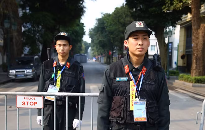 Lực lượng cảnh sát cơ động cắm chốt liên tục trên tuyến phố Lý Thái Tổ, con đường dẫn về khách sạn Metropole, nơi Tổng thống Mỹ Donald Trump và Chủ tịch Triều Tiên Kim Jong-un gặp vào tối nay.