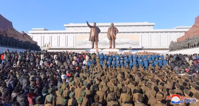Theo Daily Mail, ngày mất của cố lãnh đạo Kim Jong-il là một sự kiện trọng đại của Triều Tiên. Trong vài năm trở lại đây, nước này thường đánh dấu sự kiện trọng đại này bằng các vụ thử tên lửa hoặc các cuộc tập trận quân sự. Ảnh: KCNA via Reuters