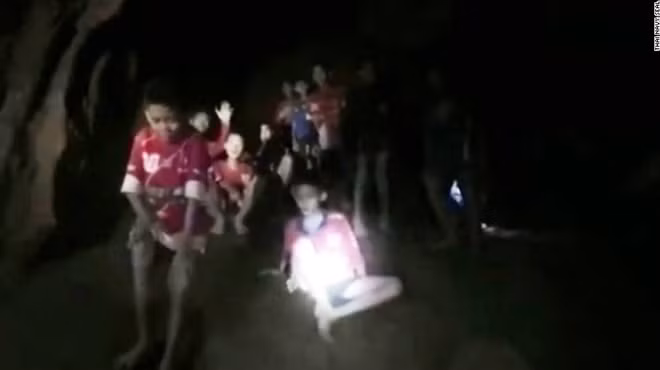 Các thành viên luôn ngồi sát cạnh bên nhau và không để một ai bị bỏ lại phía sau. Ảnh: SEAL Các thành viên luôn ngồi sát cạnh bên nhau và không để một ai bị bỏ lại phía sau. Ảnh: SEAL