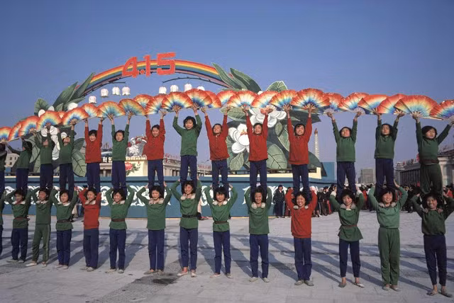 Các em học sinh đang luyện tập cho màn trình diễn chào mừng ngày sinh vị lãnh tụ Kim Il Sung.