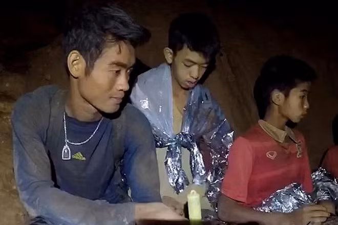 Huấn luyện viên đội bóng nằm trong số những người cuối cùng được giải cứu. Ảnh: SEAL