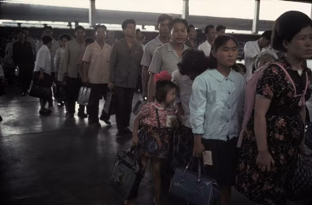 Những người dân xếp hàng chờ soát vé tại ga tàu Bình Nhưỡng.