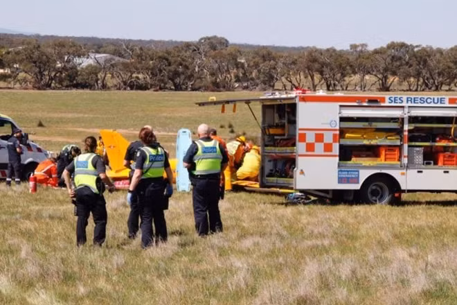 Lực lượng cứu hộ và cảnh sát Australia có mặt tại hiện trường vụ rơi máy bay. Ảnh: ABC News