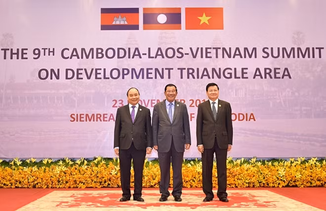 Thủ tướng ba nước Campuchia, Lào, Việt Nam chụp ảnh chung tại Hội nghị cấp cao khu vực Tam giác phát triển Campuchia - Lào - Việt Nam lần thứ 9. (Nguồn: VGP)