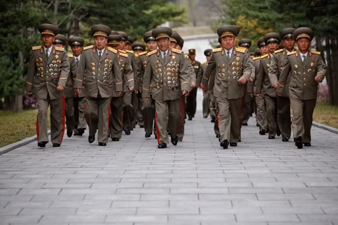 Các cựu sĩ quan quân đội đến thăm nơi sinh của nhà sáng lập Triều Tiên - lãnh tụ Kim Il Sung. Ảnh: Reuters