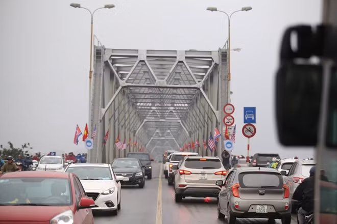 Dù mật độ giao thông tương đối lớn, song dưới sự điều tiết của lực lượng CSGT, các phương tiện di chuyển ổn định, không có ùn tắc trầm trọng xảy ra dọc tuyến đường qua cầu Chương Dương.