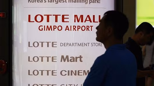 Hình ảnh logo tập đoàn Lotte bên ngoài một khu mua sắm tại Hàn Quốc. Ảnh: Getty Image