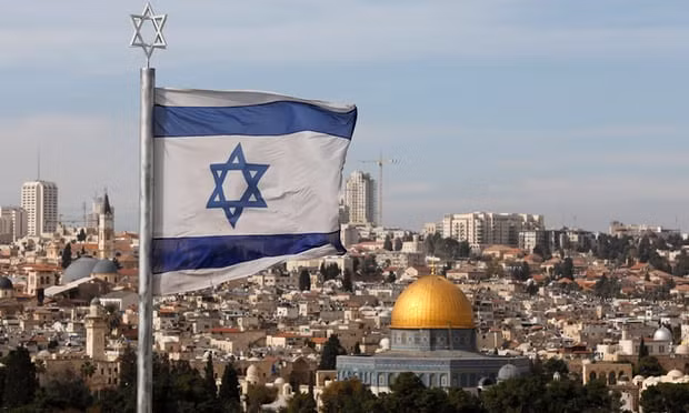 Lá cờ Israel bay trên Jerusalem. Ảnh: EPA