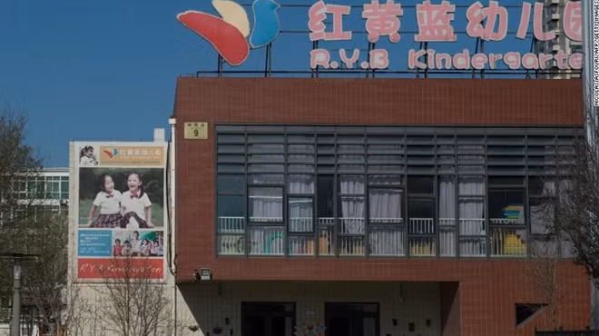 Nhiều giáo viên trường mầm non RYB Education New World đã bị bắt giữ để phục vụ cho việc điều tra. Ảnh: CNN