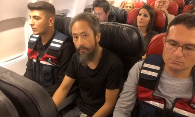 Nhà báo Jumpei Yasuda trên chuyến bay đến Istanbul. Ảnh: Reuters