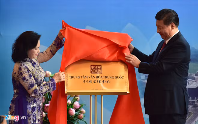 Chủ tịch Quốc hội Nguyễn Thị Kim ngân và Tổng Bí thư, Chủ tịch nước Trung Quốc Tập Cận Bình tại lễ khai trương Trung tâm Văn hóa Trung Quốc tại Hà Nội. Ảnh: Việt Hùng