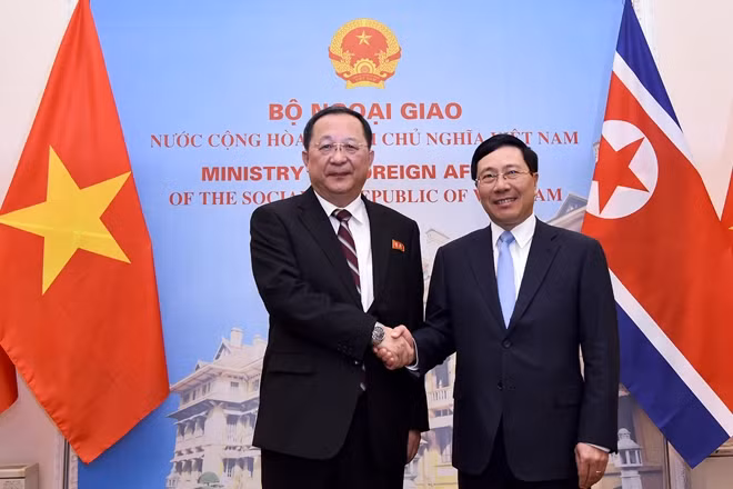 Phó Thủ tướng, Bộ trưởng Ngoại giao Phạm Bình Minh và Bộ trưởng Ngoại giao Triều Tiên Ri Yong Ho. Ảnh: BNG