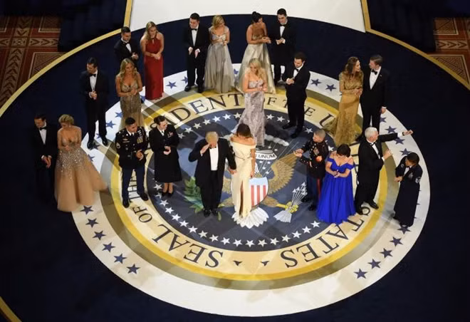 Tổng thống Donald Trump, Đệ nhất phu nhân Melania Trump, phó tổng thống Mike Pence cùng vợ chào các sỹ quan quân đội và gia đình của họ sau màn khiêu vũ tại tiệc khiêu vũ dành cho lực lượng vũ trang sau lễ nhậm chức của mình. Một ngày dài đã trôi qua, ngày tỉ phú Donald Trump chính thức nhậm chức, trở thành Tổng thống thứ 45 của Mỹ. Bữa tiệc này để tri ân và đánh dấu những tháng ngày làm việc chăm chỉ và vất vả của chiến dịch tranh cử Tổng thống Donald Trump. Ngày mai 21-1, Tân Tổng thống sẽ tham dự một buồi cầu nguyện - nghi thức dành cho Tổng thống mới.