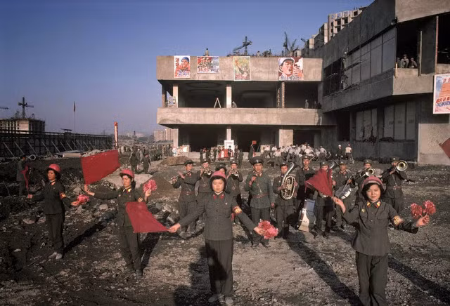 Ban nhạc quân đội đang biểu diễn các tiết mục văn nghệ để cổ vũ tinh thần các công nhân tại công trường.