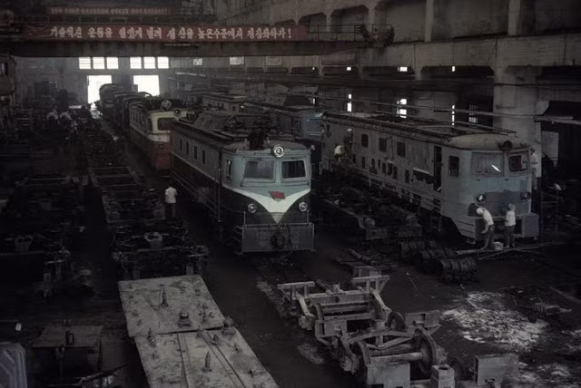 Nhà máy sản xuất động cơ điện Kim Jong Tae tại một khu vực gần thủ đô Bình Nhưỡng chụp năm 1982.