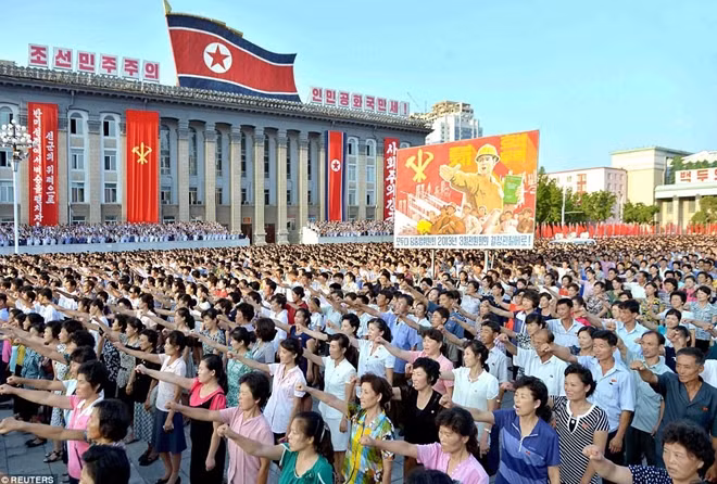 Những người tham gia biểu tình ở nhiều độ tuổi, tầng lớp khác nhau. Ảnh: Reuters