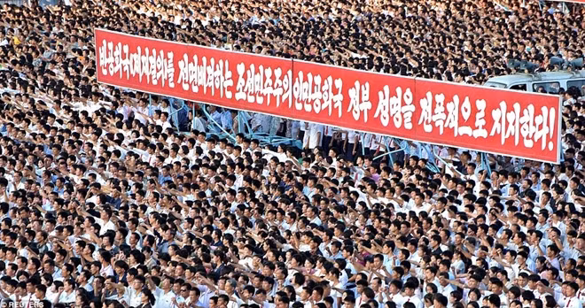 Hàng chục nghìn người đã tham gia cuộc biểu tình khổng lồ này tại Bình Nhưỡng. Ảnh: Reuters
