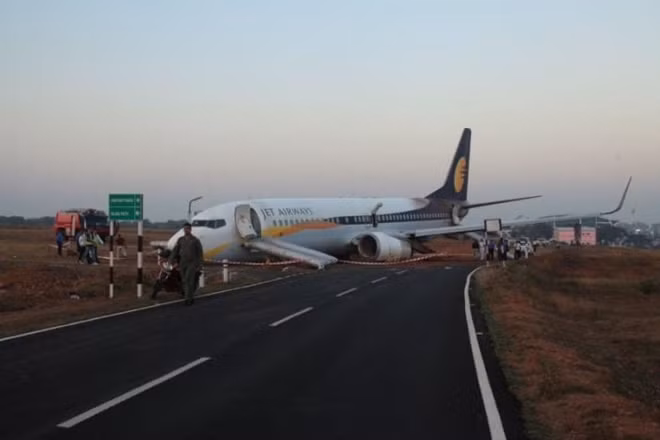 Chiếc máy bay chở 161 hành khách từ Goa, Ấn Độ trượt khỏi đường băng ngày 27-12. Ảnh: Reuters