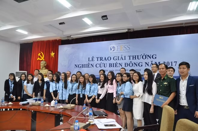 Các đại biểu chụp ảnh lưu niệm tại lễ trao giải.