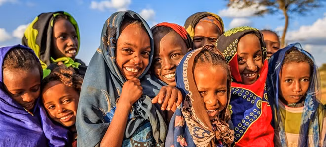 Khách đến mang điều tốt lành Người Ethiopia rất hiếu khách. Họ tin rằng việc khách đến thăm nhà đồng nghĩa với mang điều tốt lành của đất trời ban tặng. Họ sẽ luôn dành sự đối đãi nồng nhiệt nhất cho bất cứ ai đến thăm. Và nếu như có vị khách nào từ chối đồ ăn hay không hào hứng với các món đồ, chủ nhà sẽ lo sợ và mặc cảm rằng khách mời không ưa thích đồ ăn của họ. Ảnh: Factretriever