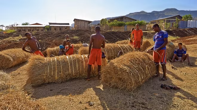 Điều đặc biệt hơn là ở Ethiopia chỉ có 12 tiếng mỗi ngày, thời khắc mặt trời mọc sẽ là giờ đầu tiên và lúc hoàng hôn sẽ được tính là 12h, sau đó đồng hồ sẽ tiếp tục đếm 12h lại từ đầu cho đến ngày hôm sau. Cách tính thời gian khác lạ của người dân nơi đây vừa khiến du khách tò mò, nhưng có thể gây xáo trộn ít nhiều cho những người đến thăm thú. Ảnh: ILO