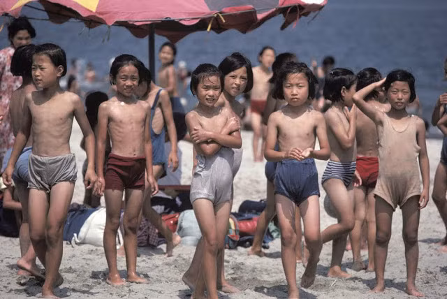 Các em bé Triều Tiên tận hưởng mùa hè năm 1982 của mình tại một bãi biển thuộc thành phố Wonsan.