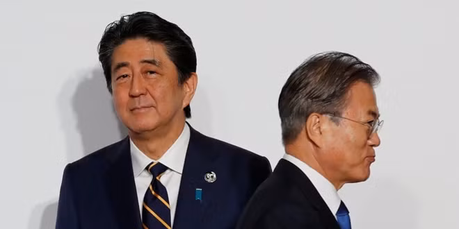 Tổng thống Hàn Quốc Moon Jae-in và Thủ tướng Nhật Bản Shinzo Abe xuất hiện trong một sự kiện kinh tế tại Osaka, Nhật Bản hồi tháng 6 vừa qua. Ảnh: Reuters