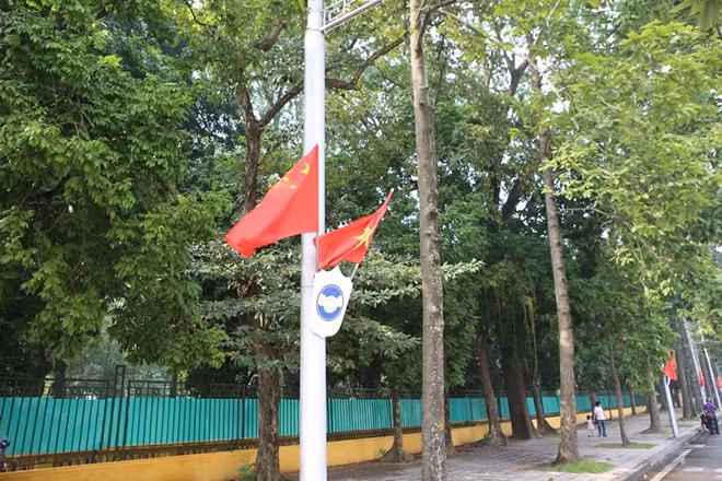 Lá cờ Việt Nam - Trung Quốc tung bay trong gió phía trước Phủ Chủ tịch.