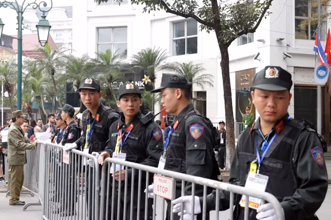 Lực lượng cảnh sát cơ động liên tục bổ sung lực lượng, kiểm soát an ninh, duy trì quân số dày dọc các tuyến phố quanh khách sạn.