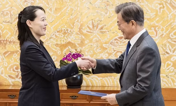Và nhất là nụ cười được lòng truyền thông khi bà Kim Yo-jong trao tận tay lá thư của anh trai mình - nhà lãnh đạo Triều Tiên Kim Jong-un đến Tổng thống Hàn Quốc Moon Jae-in. Ảnh: The Guardian