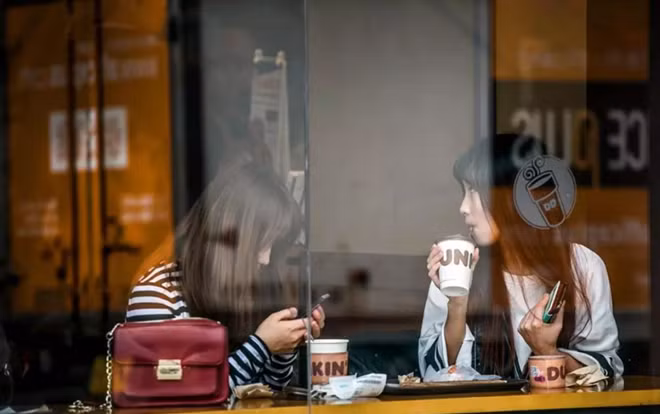 Uống cà phê được coi là một "nét văn hóa" đối với giới trẻ Hàn Quốc. Ảnh: The Boston Globe