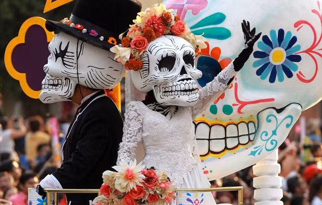 Tuy nhiên, thay vì không khí u buồn hay trầm mặc, lễ hội "Dia de los Muertos" lại có những màu sắc riêng rất độc đáo đậm chất Latinh. Lễ hội là dịp để mọi người quây quần cùng gia đình để tưởng nhớ những người đã mất. Ảnh: EPA