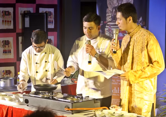 Đầu bếp chính của buổi trình diễn nấu ăn ngày hôm nay là ông Gaurav Malhotra - đầu bếp nổi tiếng đến từ New Delhi. Ông đã có 14 năm kinh nghiệm làm đầu bếp và từng có cơ hội phục vụ Thủ tướng Ấn Độ cùng nhiều nguyên thủ cấp cao khác.