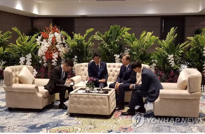 Hai nhà lãnh đạo gặp mặt bên lề Hội nghị Thượng đỉnh ASEAN+3 tại Bangkok, Thái Lan. Ảnh: Yonhap