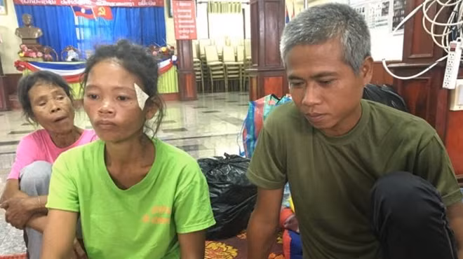 Anh La và chị Aun đã mất đi hai người con trong trận lũ bất ngờ. Ảnh: BBC