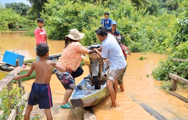 50% dân số tỉnh Stung Treng, Campuchia đã phải di tản sau sự cố vỡ đập tại Lào. Ảnh: AKP