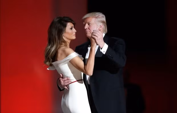 Màn khiêu vũ đầu tiên của tỉ phú Donald Trump trên cương vị mới - Tổng thống thứ 45 của nước Mỹ được bắt đầu với giai điệu "My Way" cùng giọng ca cổ điển Frank Sinatra. Ảnh: Getty