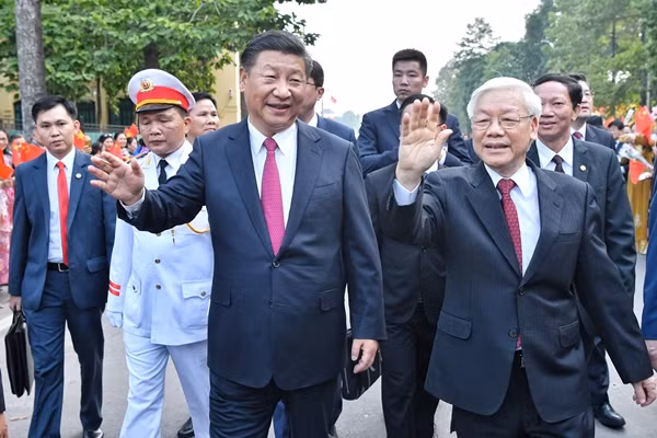 Tổng Bí thư Nguyễn Phú Trọng và Tổng Bí thư, Chủ tịch Trung Quốc Tập Cận Bình di chuyển sang Văn phòng Trung ương Đảng. Ảnh: Giang Huy.