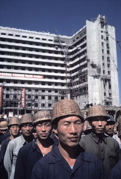 Các công nhân tại một công trường xây dựng ở thủ đô Bình Nhưỡng năm 1981.