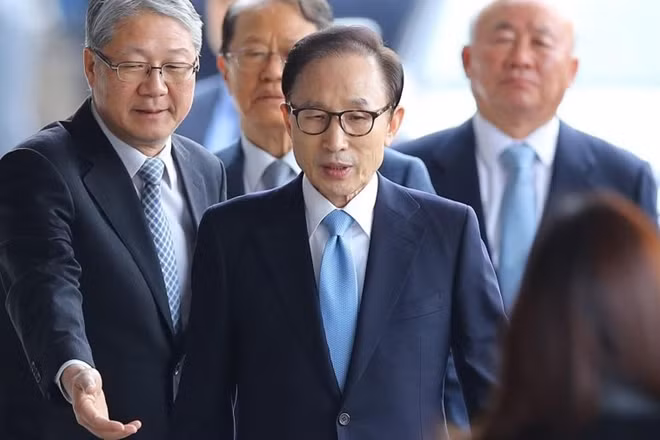 Cựu Tổng thống Hàn Quốc Lee Myung-bak xuất hiện tại văn phòng điều tra trung tâm Seoul sáng ngày 14-3. Ảnh: EPA