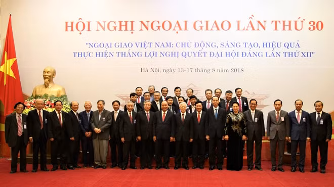 Lãnh đạo cấp cao của Đảng và Nhà nước cùng Lãnh đạo và đại diện các bộ, ngành, cơ quan Trung ương chụp ảnh lưu niệm.