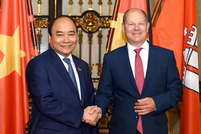 Thủ tướng Chính phủ Nguyễn Xuân Phúc và Thủ hiến kiêm Thị trưởng bang Hamburg Olaf Scholz. Ảnh: VGP/Quang Hiếu