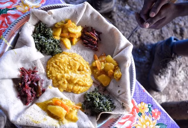 Nếu bạn ăn chay, hãy đến xứ này Theo trang Intrepid Travel, ẩm thực Ethiopia được đánh giá là hết sức lành mạnh, đa dạng và tốt cho sức khỏe. Không giống như nhiều quốc gia châu Phi khác, đây có thể coi là thiên đường của những người ăn chay. Lý do đơn giản dẫn đến nét văn hóa đặc trưng này là việc hầu hết người Ethiopia đều theo đạo và được yêu cầu không ăn bất cứ sản phẩm nào từ động vật vào mỗi thứ 4 và thứ 6 hàng tuần. Có lẽ cũng bởi vậy mà những người dân Ethiopia chế biến các món chay rất tài tình, trong đó nổi tiếng là món "injera" với rau củ hầm ăn kèm với bánh mì dẹt. Ảnh: Pinterest