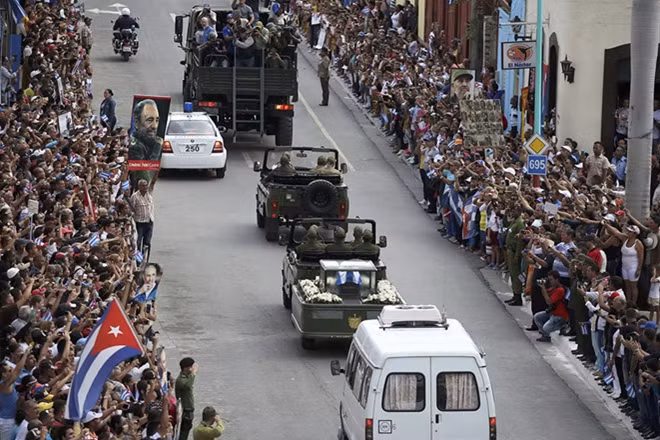 Trước đó, đoàn xe chở tro cốt lãnh tụ Fidel Castro thực hiện Cuộc hành trình tự do, kéo dài hơn 4 ngày. Hành trình xuất phát từ Thủ đô La Habana, đi qua nhiều tỉnh, thành của Cuba để đến nơi an nghỉ cuối cùng tại nghĩa trang Santa Ifigenia. Ảnh: Internet