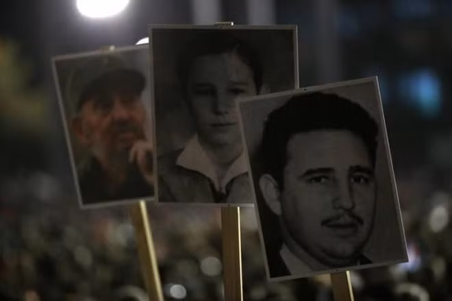 Những hình ảnh thuở sinh thời của lãnh tụ Fidel Castro được người dân giơ cao trong buổi đưa tang trang trọng này. Ngày hôm nay, cả Quảng trường Cách mạng Cuba chìm trong u buồn, trầm mặc, đưa tiễn người anh hùng vĩ đại Fidel Castro. Ảnh: Reuters