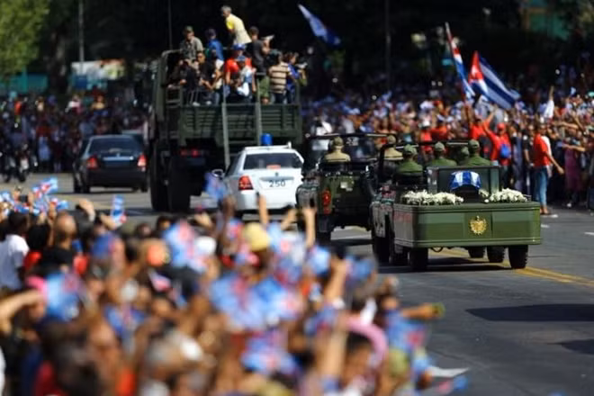 Đoàn xe đưa linh cữu vị lãnh đạo vĩ đại Fidel Castro đang tiến vào Santiago. Hàng trăm nghìn người tập trung tại Quảng trường Cách mạng, tham gia lễ diễu hành đưa tiễn vị lãnh tụ Cuba về nơi an nghỉ cuối cùng. Ảnh: Reuters