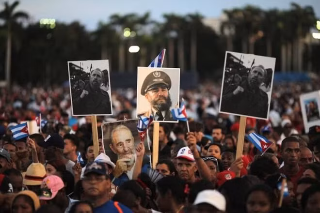 Nhiều người dân đã vẽ lên mặt chữ Fidel để thể hiện lòng yêu mến vị lãnh tụ dân tộc. Số khác cầm theo bức chân dung ông để sẵn sàng giơ cao khi đoàn xe đi qua. Ảnh: Internet